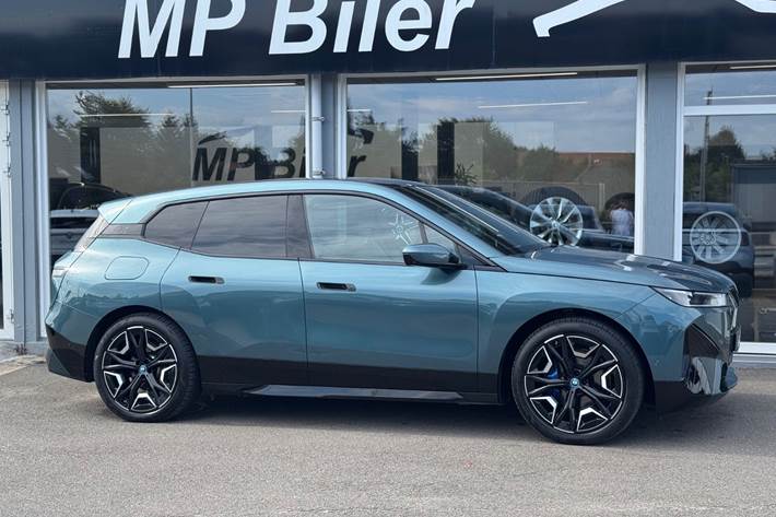 Blå BMW iX fra 2023