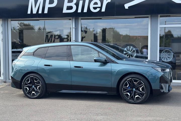 Blå BMW iX fra 2023
