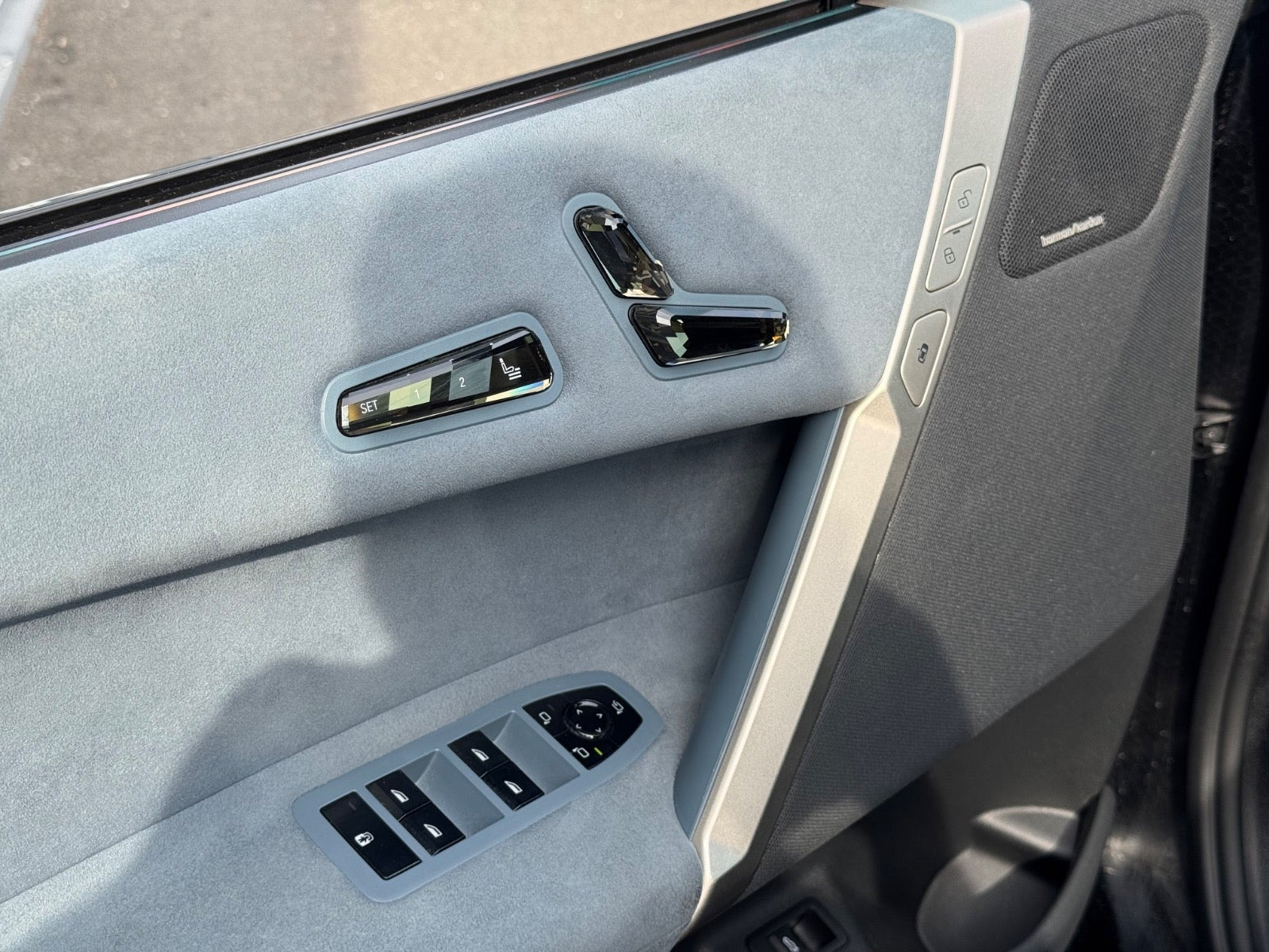 Blå BMW iX fra 2023