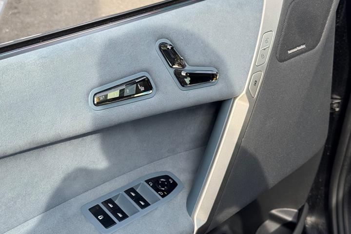 Blå BMW iX fra 2023