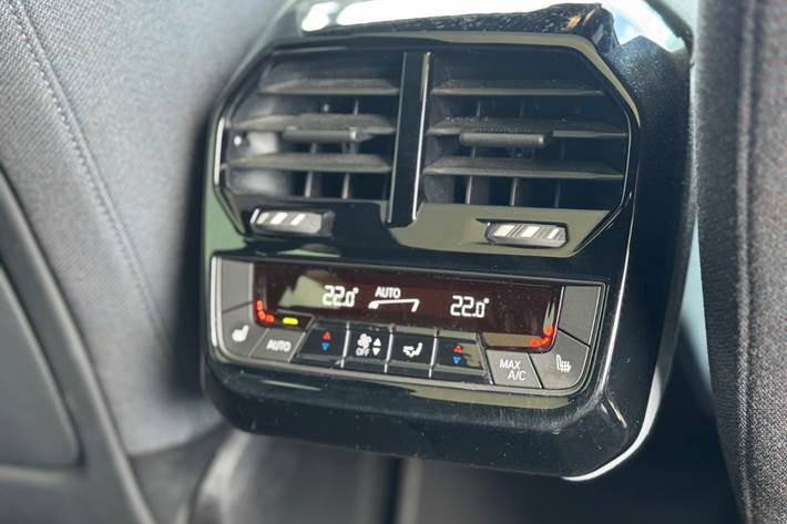 Blå BMW iX fra 2023