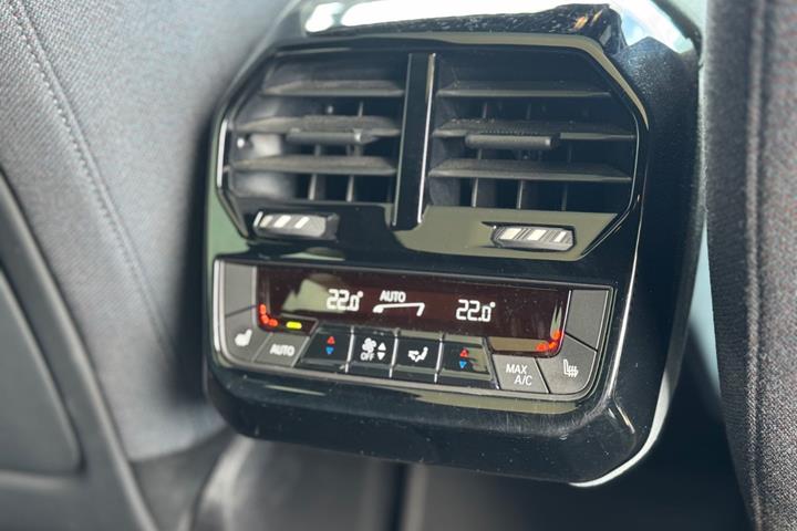 Blå BMW iX fra 2023
