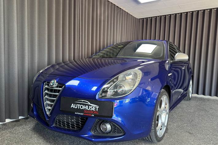 Blå Alfa Romeo Giulietta fra 2016