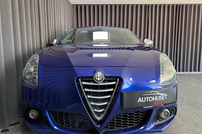 Blå Alfa Romeo Giulietta fra 2016