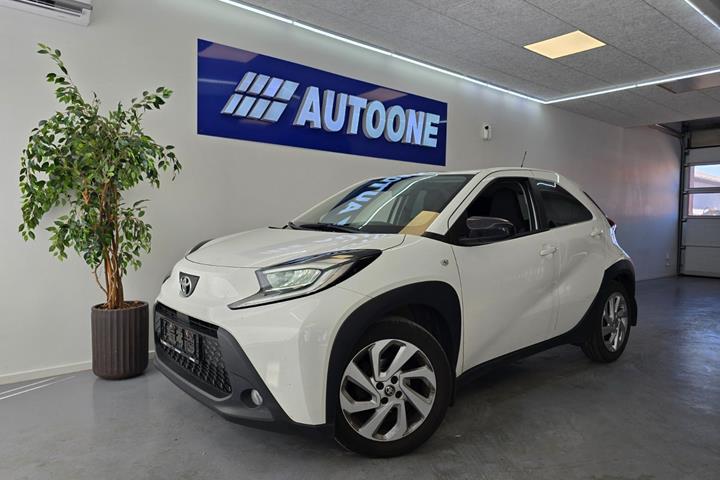 Hvid Toyota Aygo X fra 2023 set udefra