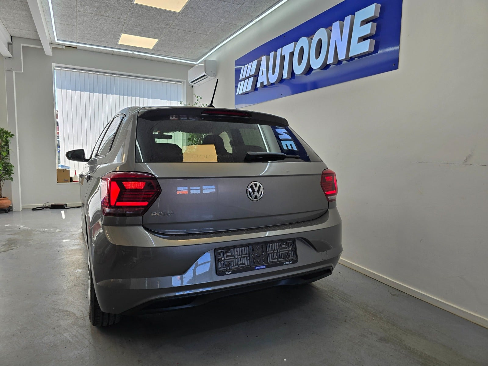 Grå VW Polo fra 2020