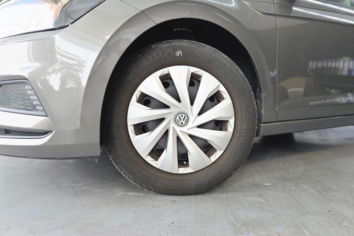 Grå VW Polo fra 2020