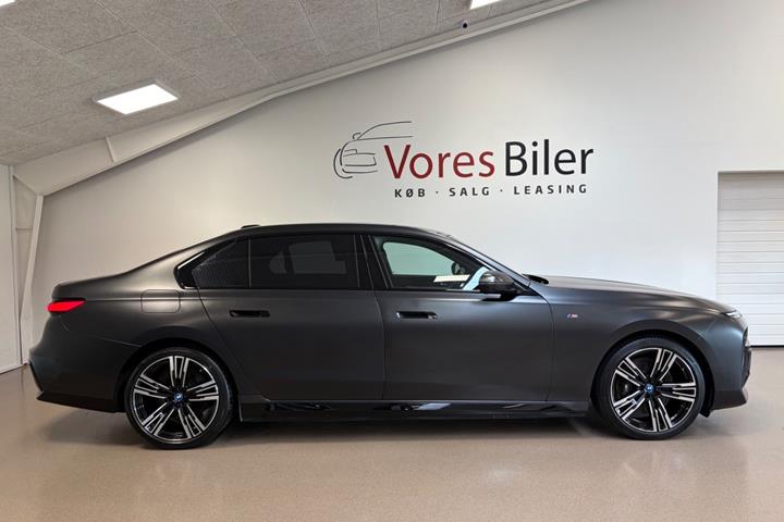 Sort BMW i7 fra 2023