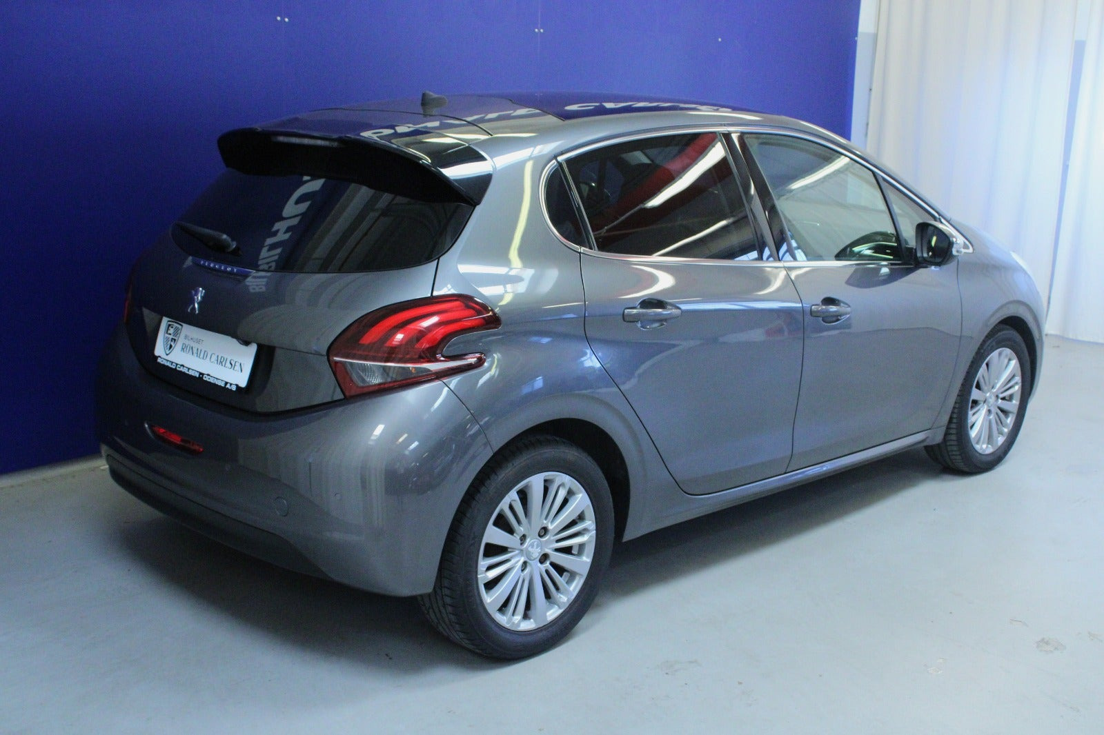 Grå Peugeot 208 fra 2019