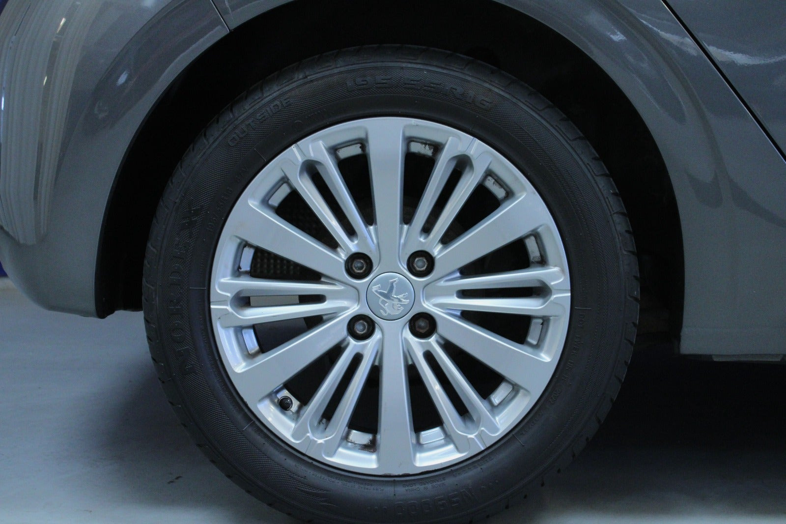Grå Peugeot 208 fra 2019