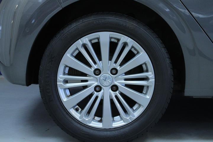 Grå Peugeot 208 fra 2019