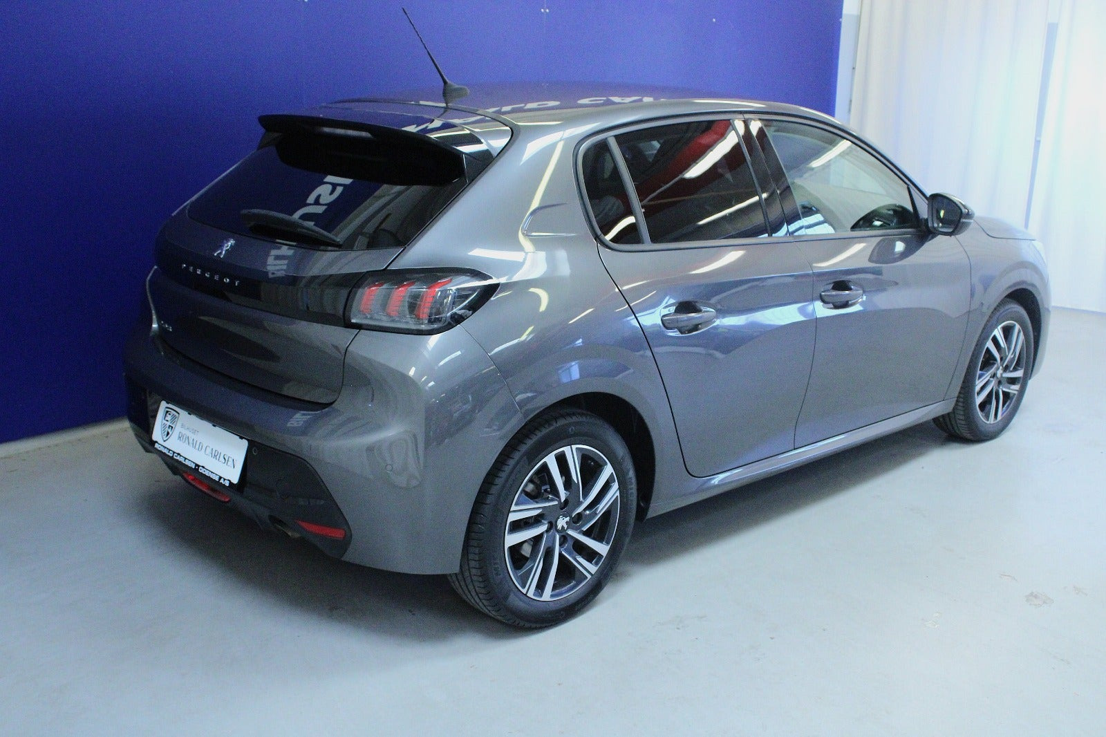 Grå Peugeot 208 fra 2022
