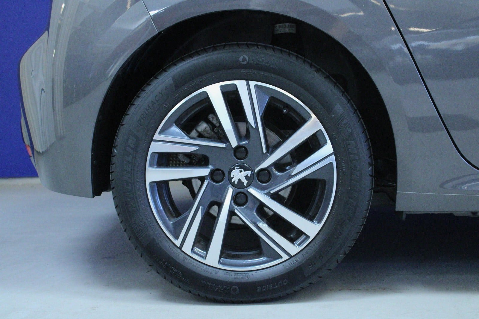 Grå Peugeot 208 fra 2022