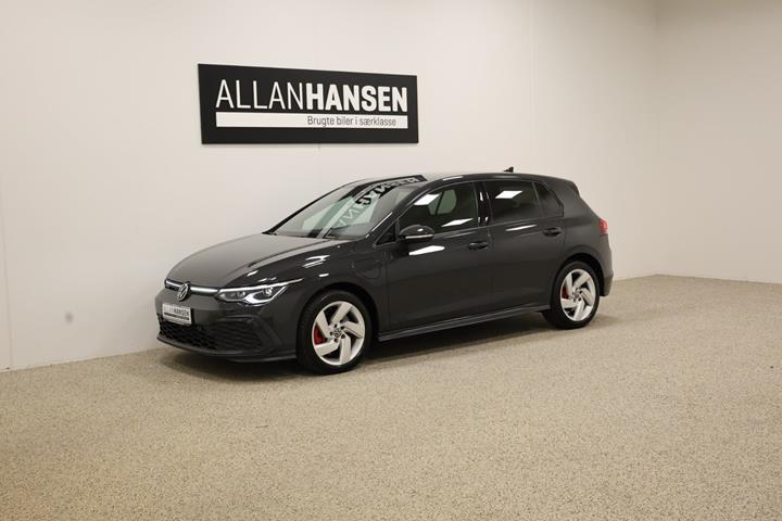 Grå VW Golf VIII fra 2020 set udefra