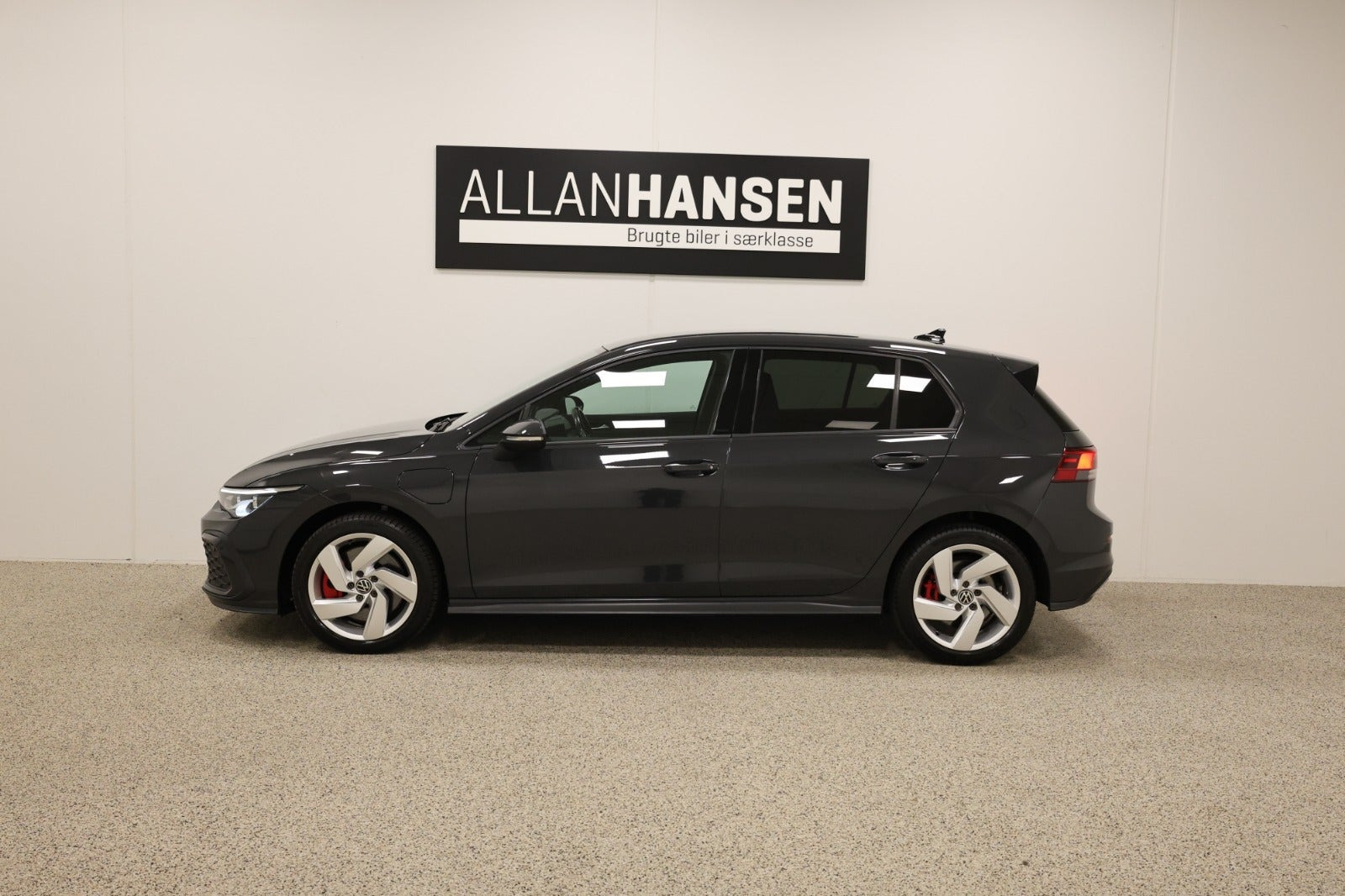 Grå VW Golf VIII fra 2020