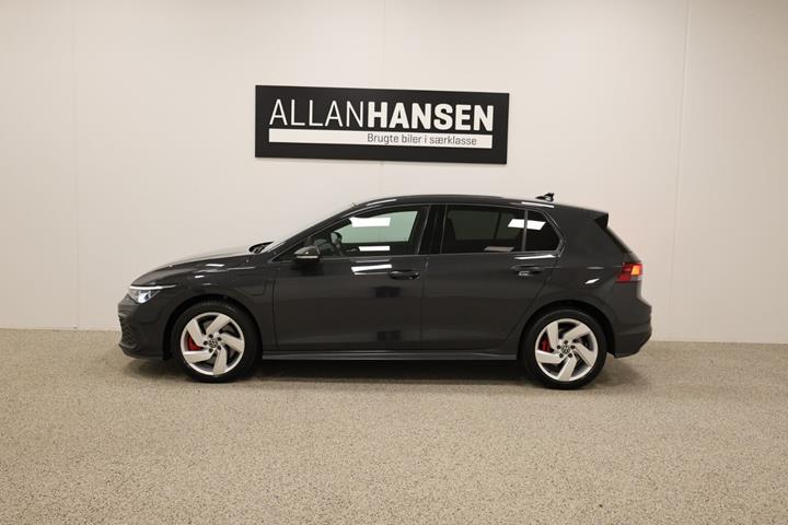 Grå VW Golf VIII fra 2020