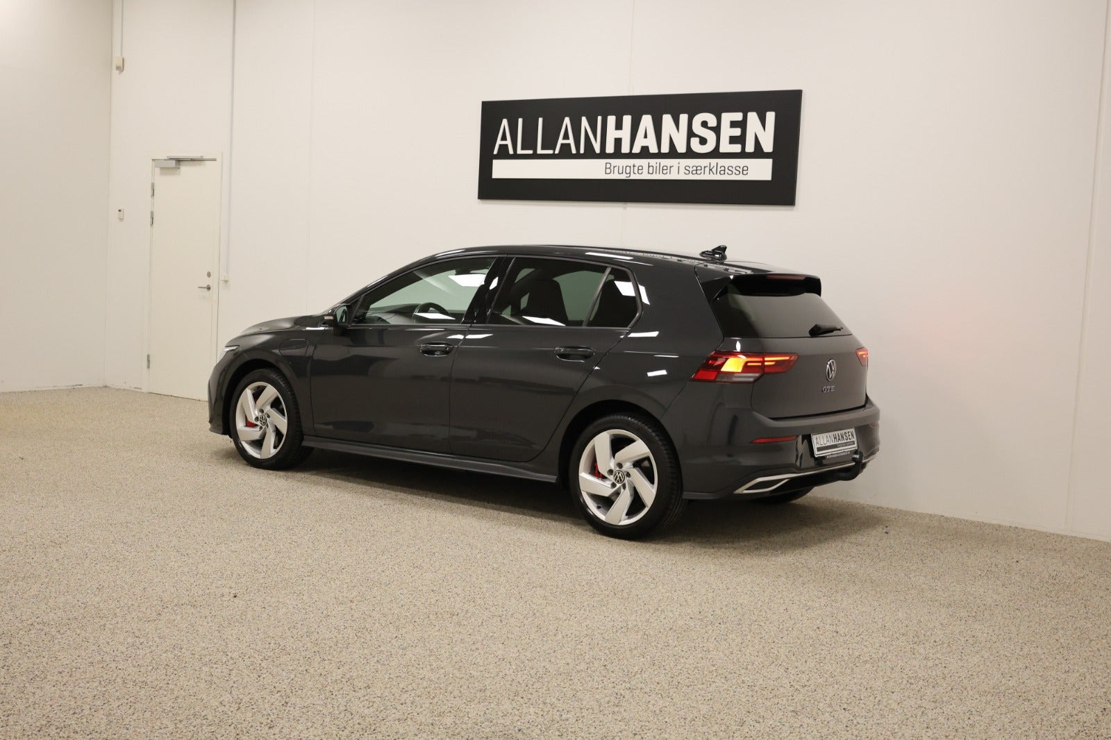 Grå VW Golf VIII fra 2020