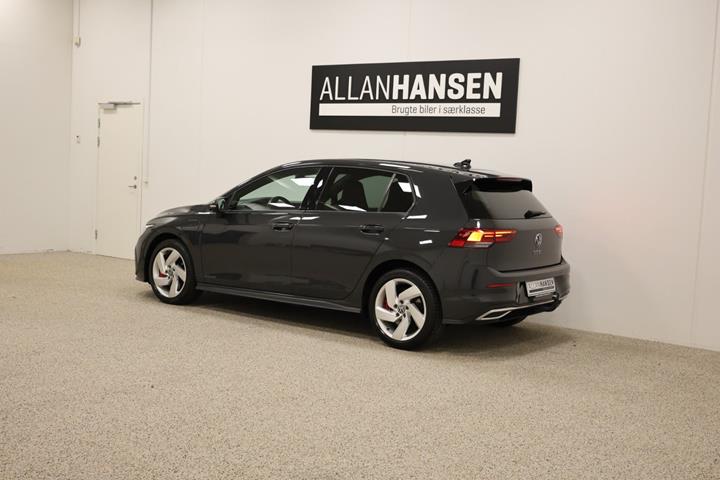 Grå VW Golf VIII fra 2020