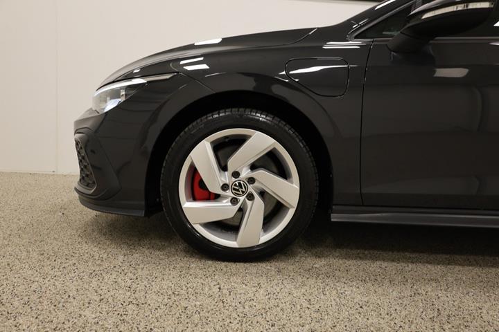 Grå VW Golf VIII fra 2020
