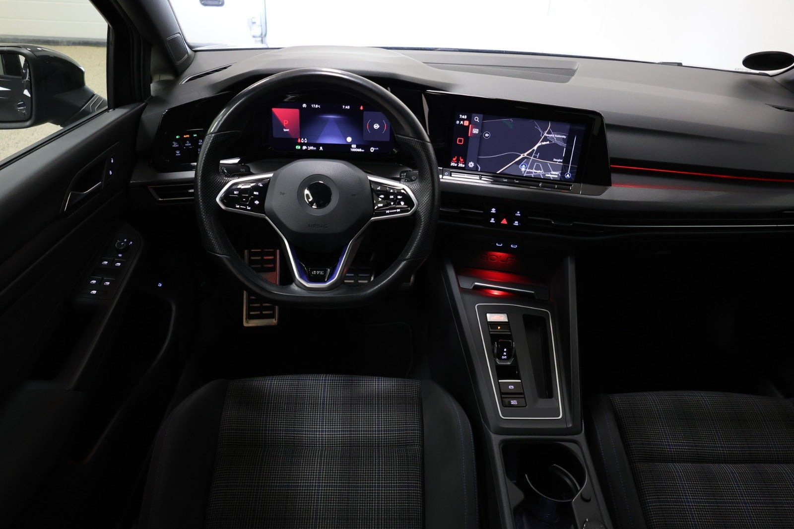 Grå VW Golf VIII fra 2020