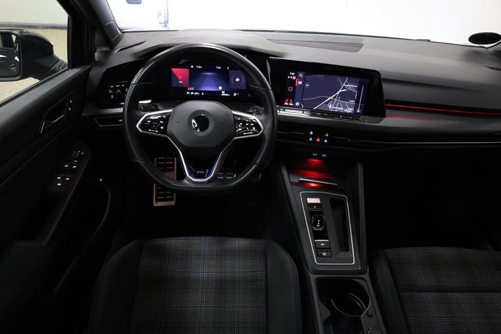 Grå VW Golf VIII fra 2020