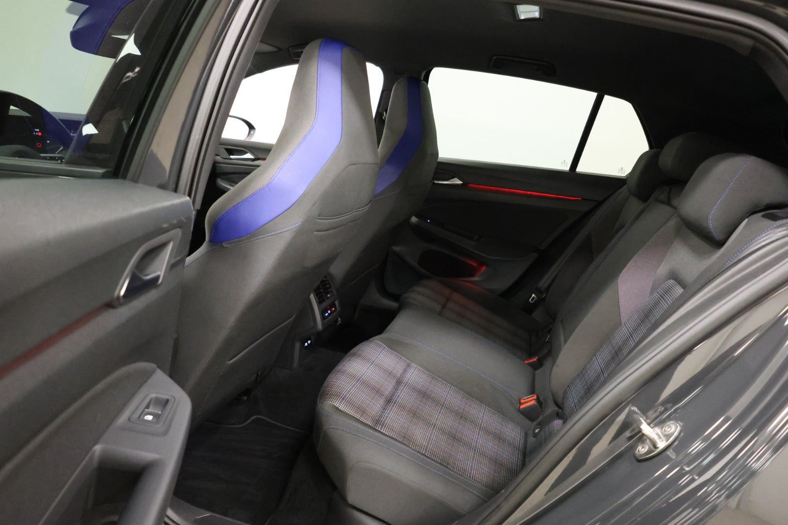 Grå VW Golf VIII fra 2020