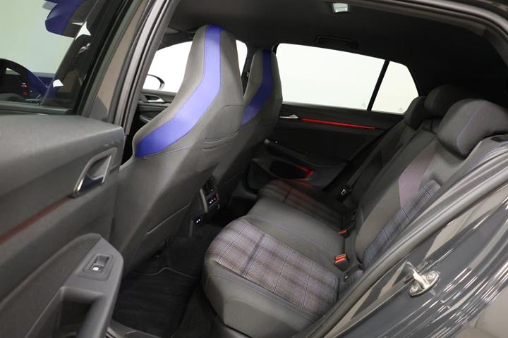 Grå VW Golf VIII fra 2020
