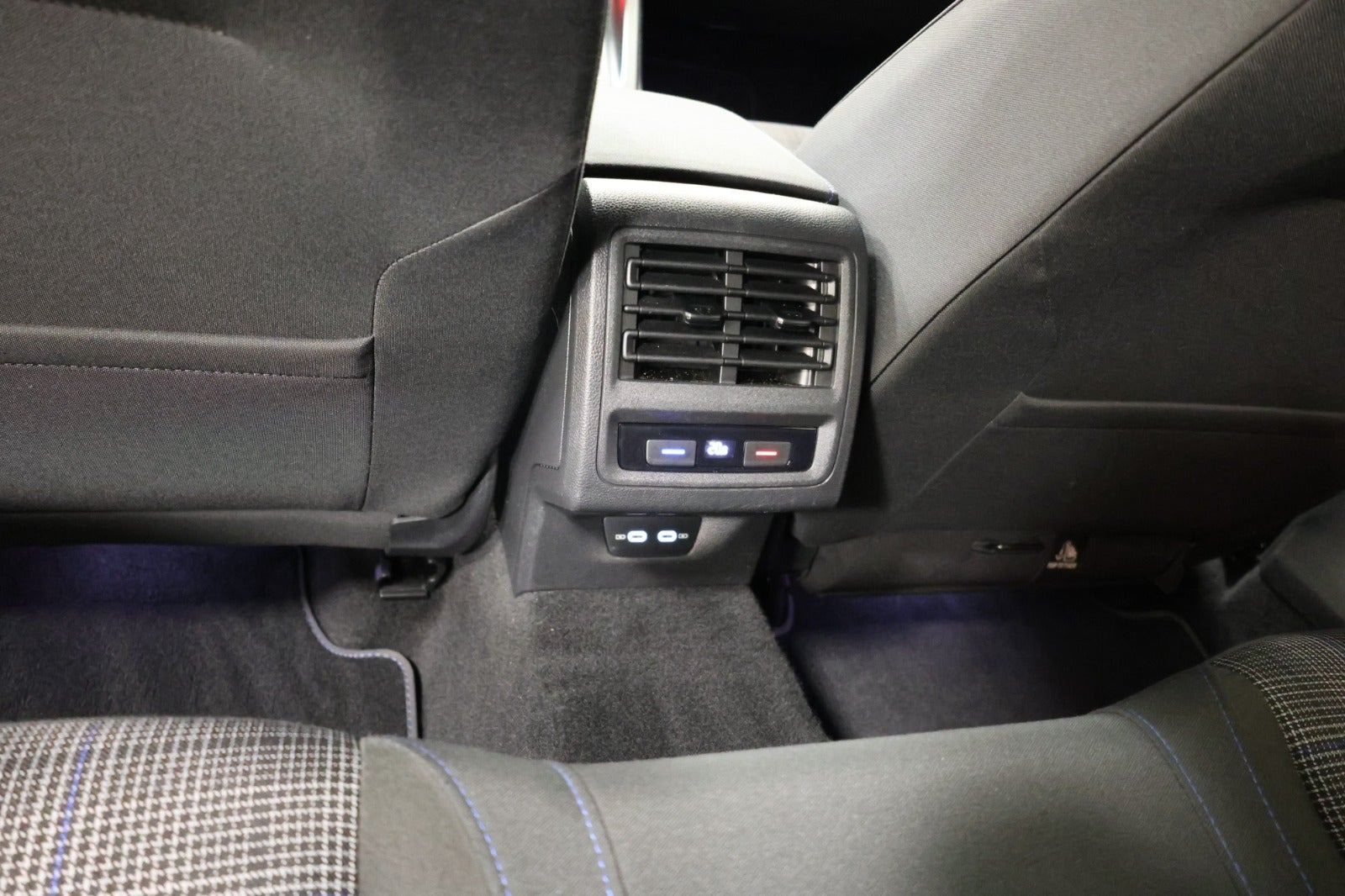 Grå VW Golf VIII fra 2020