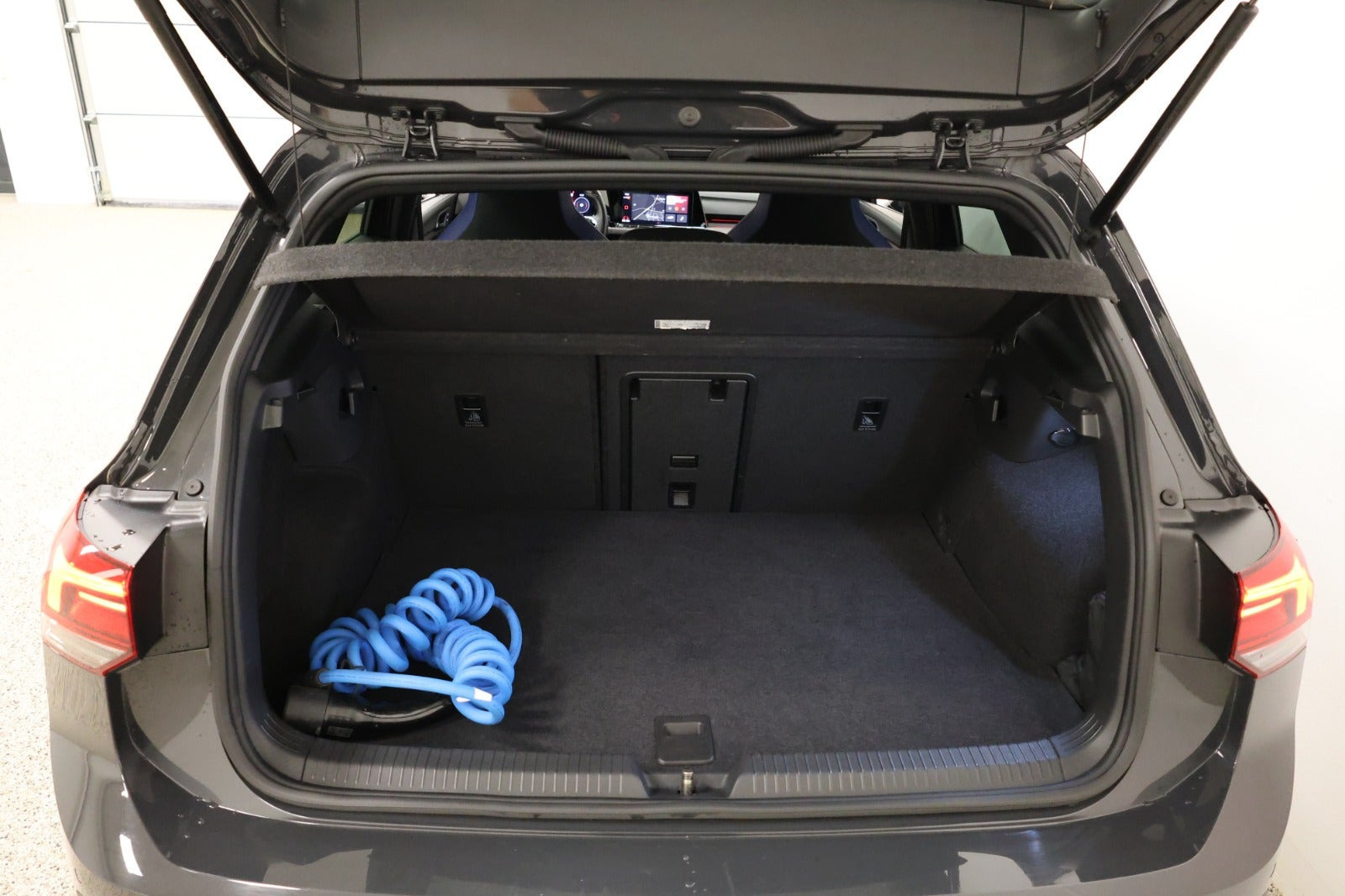 Grå VW Golf VIII fra 2020