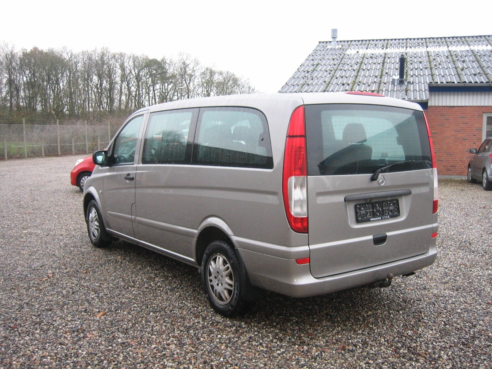 Orange Mercedes Vito 116 fra 2013