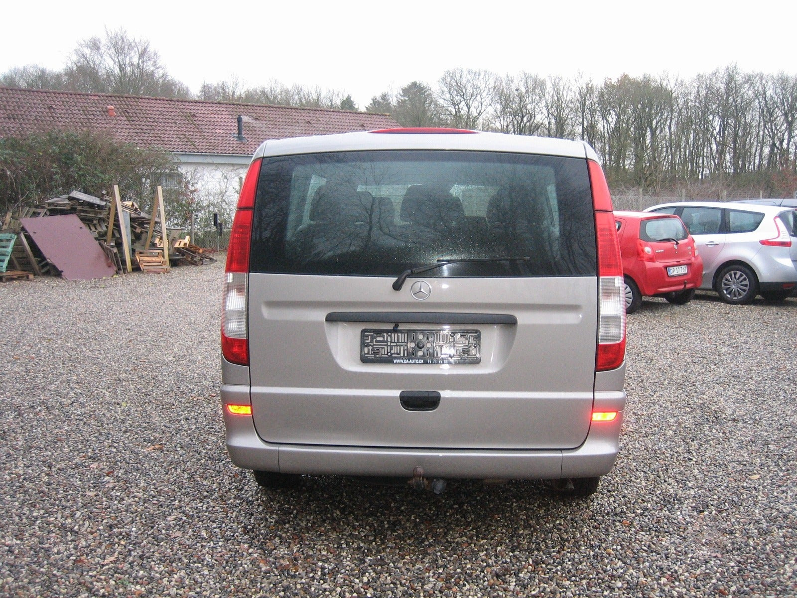 Orange Mercedes Vito 116 fra 2013