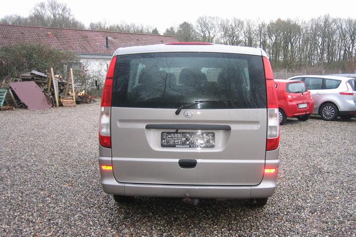 Orange Mercedes Vito 116 fra 2013
