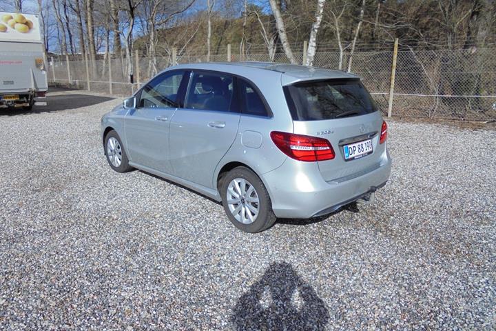 Sølv Mercedes B200 d fra 2017