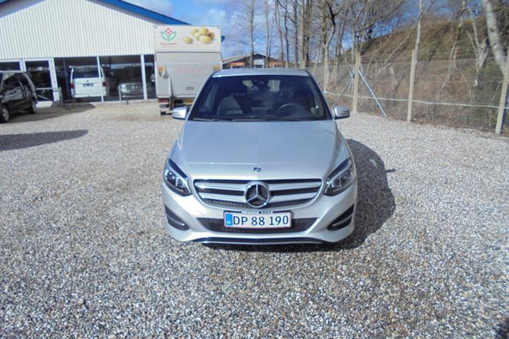 Sølv Mercedes B200 d fra 2017