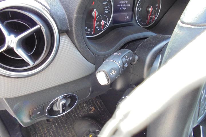 Sølv Mercedes B200 d fra 2017