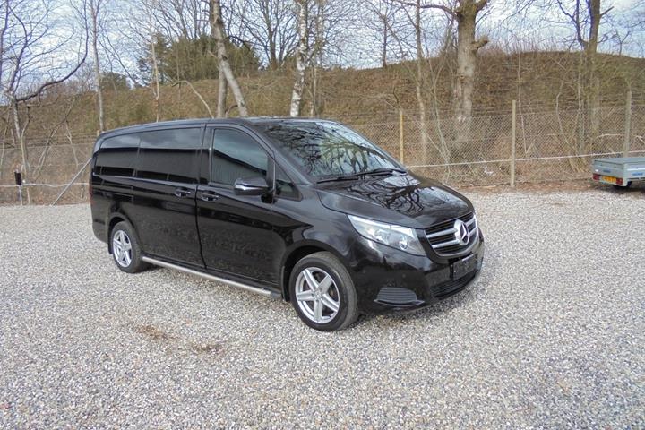 Sort Mercedes V250 d fra 2017 set udefra