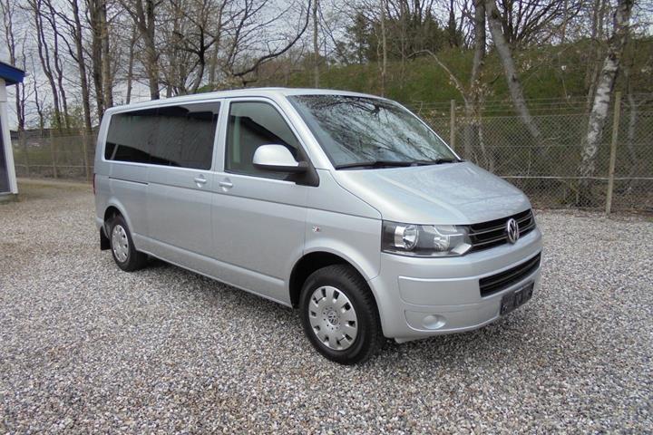 Sølv VW Caravelle fra 2014