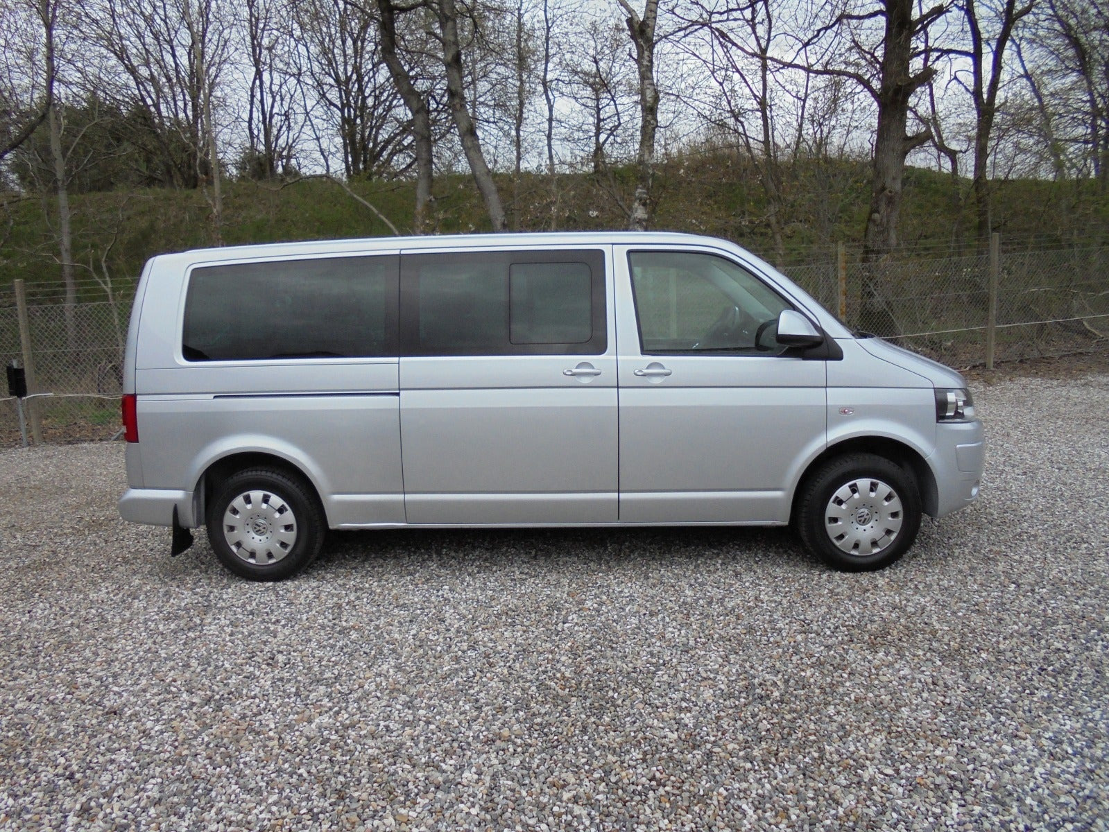 Sølv VW Caravelle fra 2014
