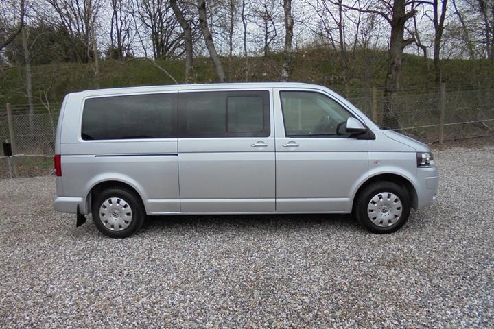 Sølv VW Caravelle fra 2014