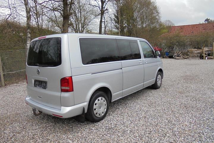 Sølv VW Caravelle fra 2014