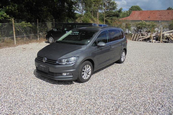 Grå VW Touran fra 2017
