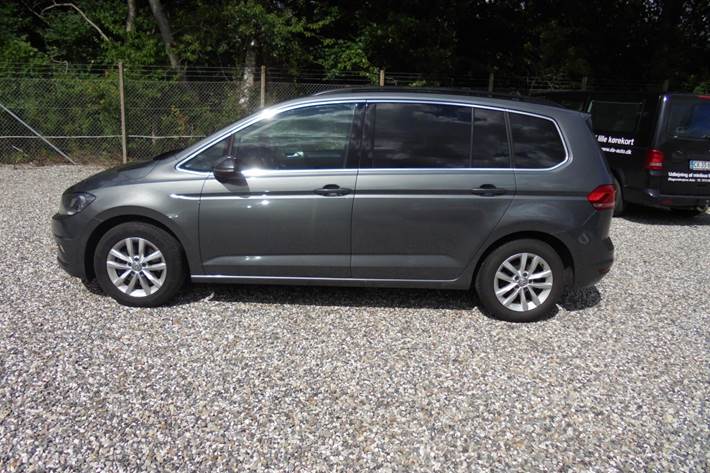 Grå VW Touran fra 2017