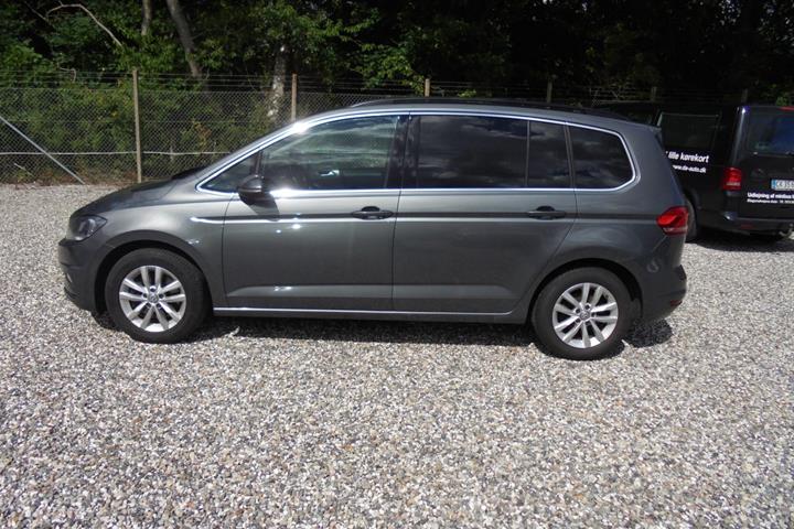 Grå VW Touran fra 2017