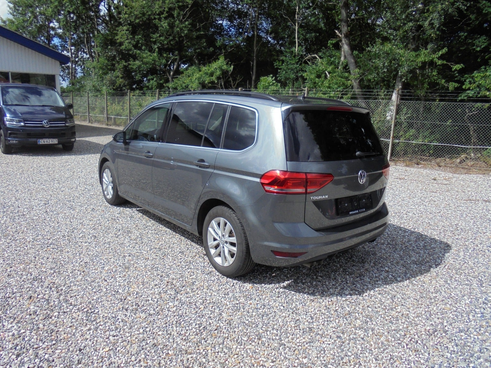Grå VW Touran fra 2017