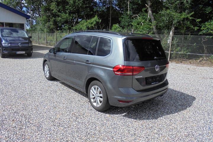 Grå VW Touran fra 2017