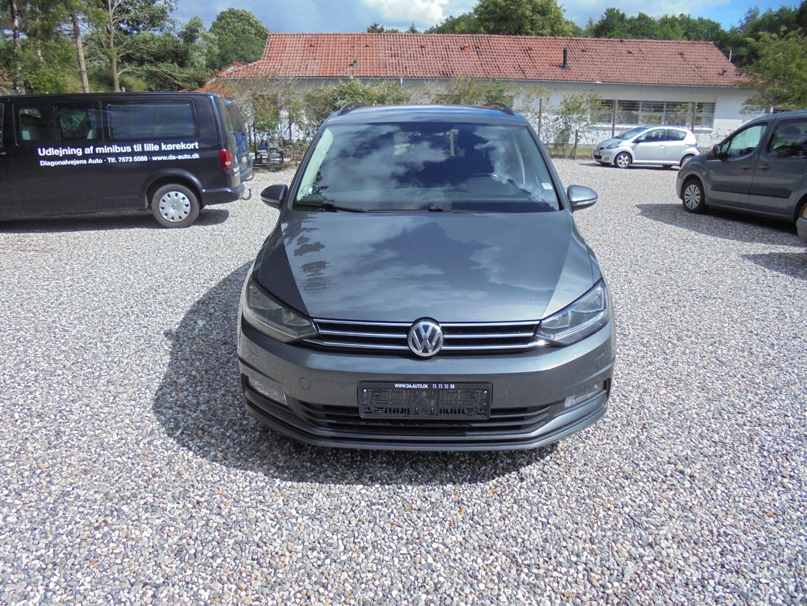 Grå VW Touran fra 2017