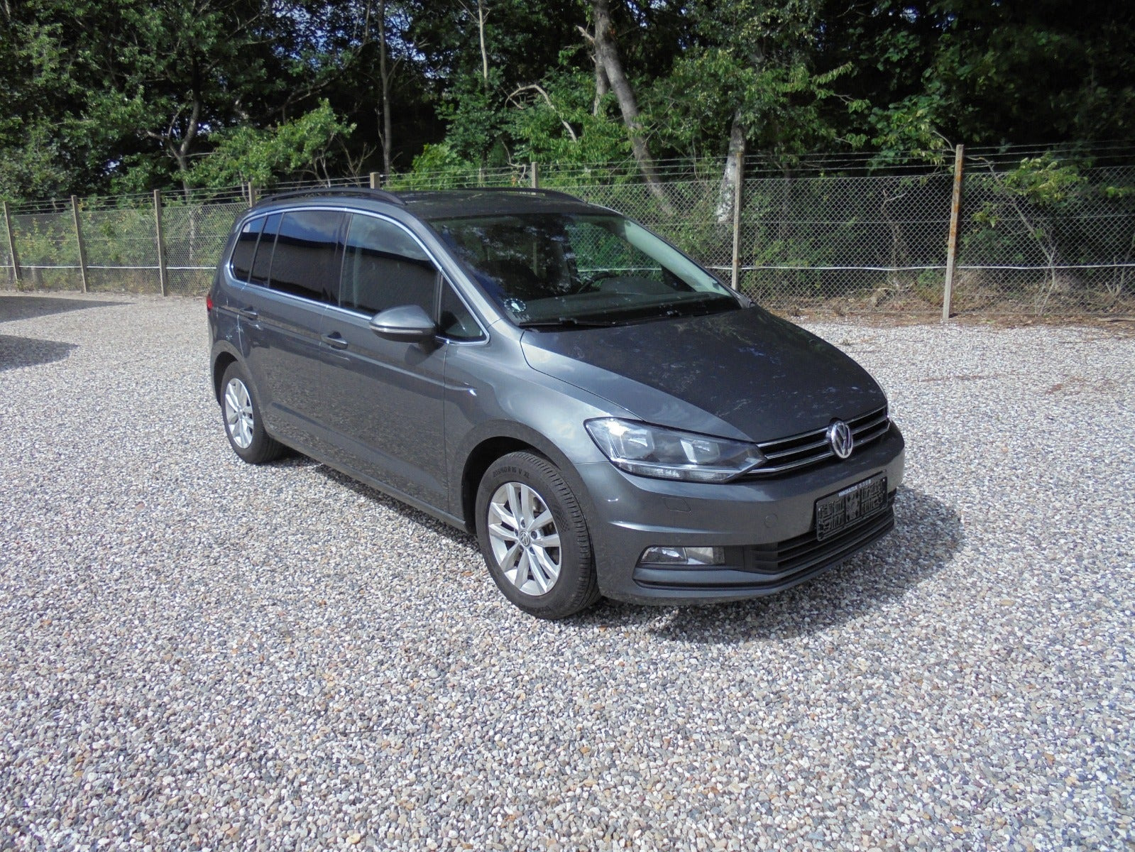Grå VW Touran fra 2017