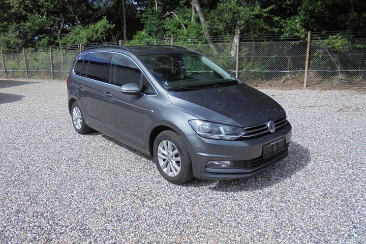 Grå VW Touran fra 2017