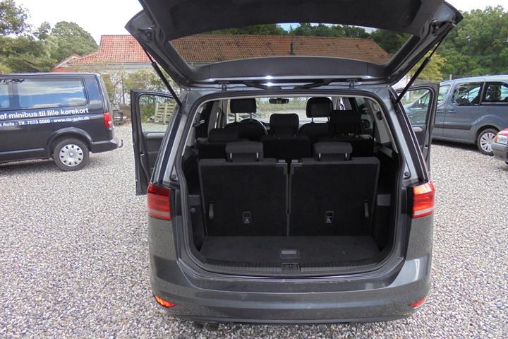 Grå VW Touran fra 2017