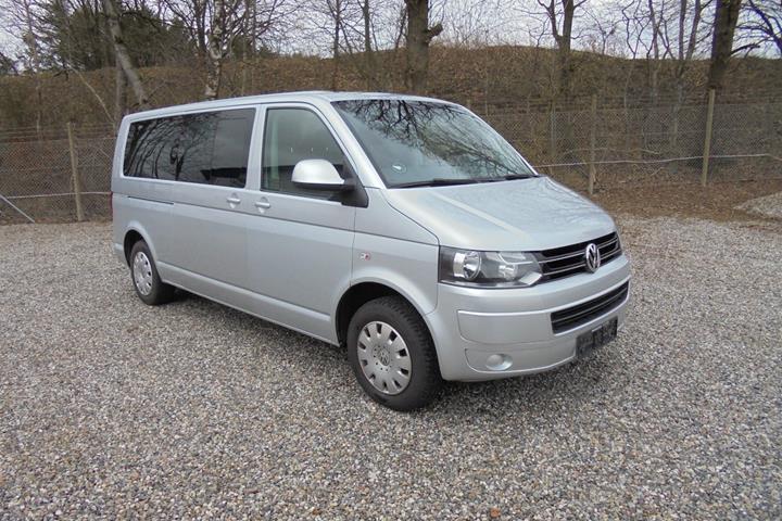 Sølv VW Caravelle fra 2015